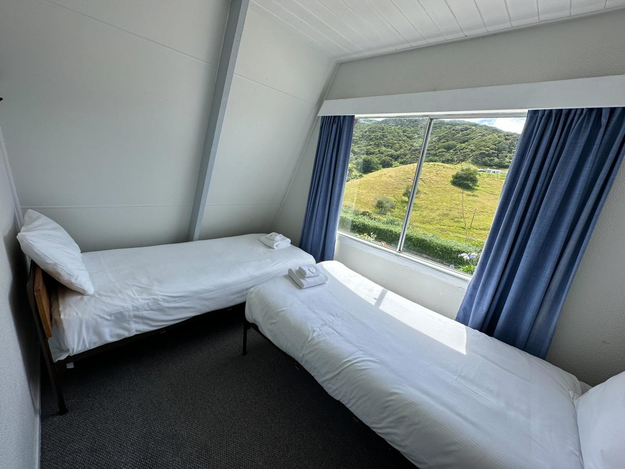 Pohutukawa Coastal Chalets Coromandel Rum bild